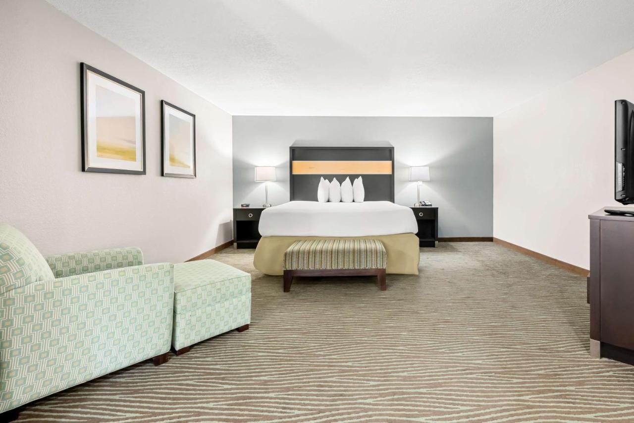 Deluxe King Room - Non Smoking at Best Western Executive Suites