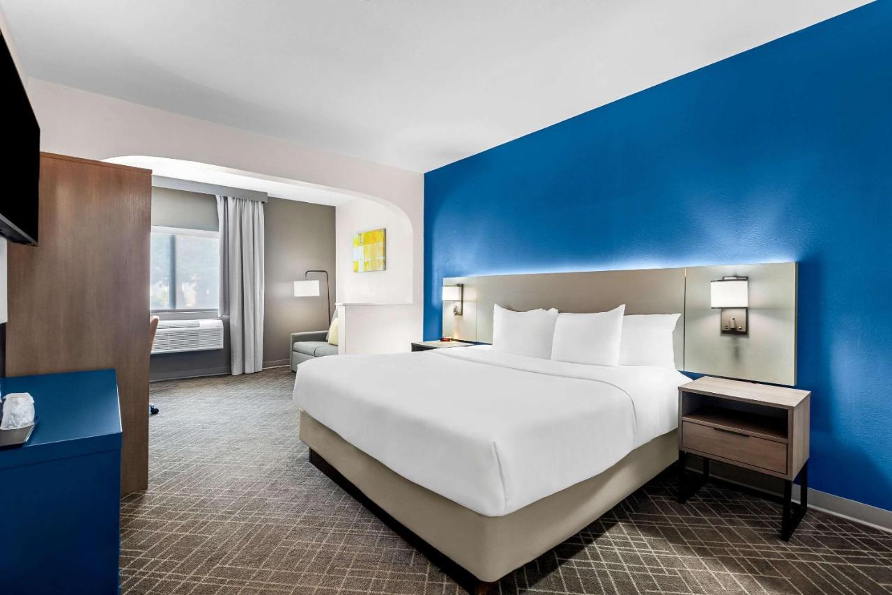 King Suite - Accessible/Non-Smoking at Comfort Suites Denver North - Westminster