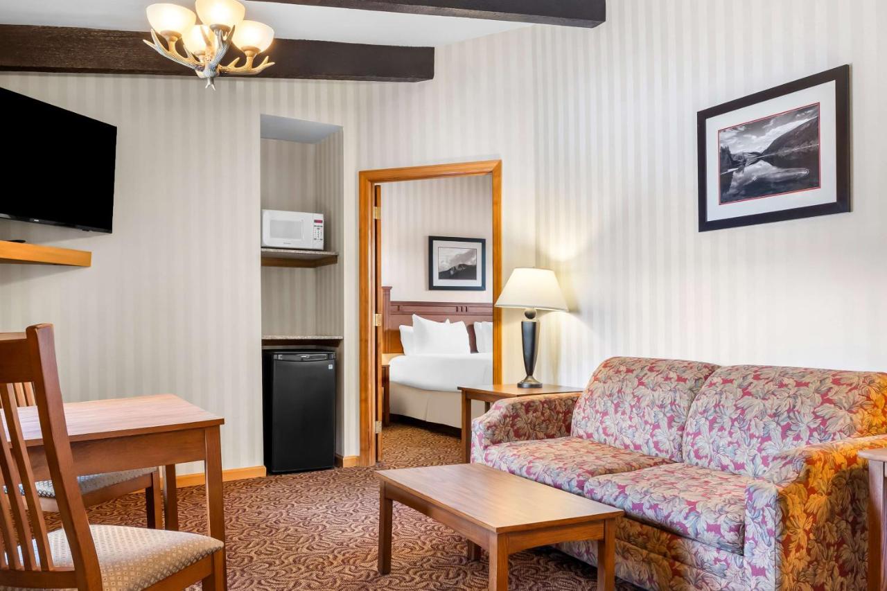 King Suite with Spa Bath at Best Western Adirondack Inn