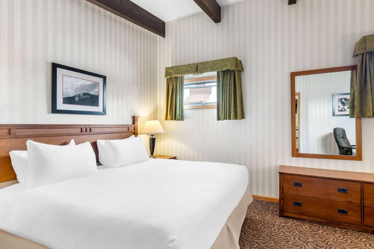 King Suite with Spa Bath at Best Western Adirondack Inn