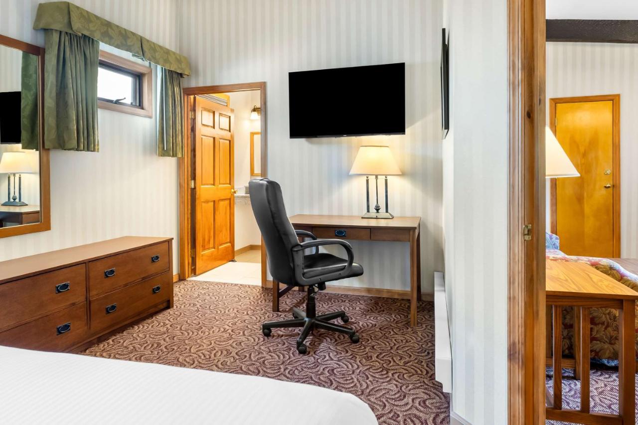 King Suite with Spa Bath at Best Western Adirondack Inn