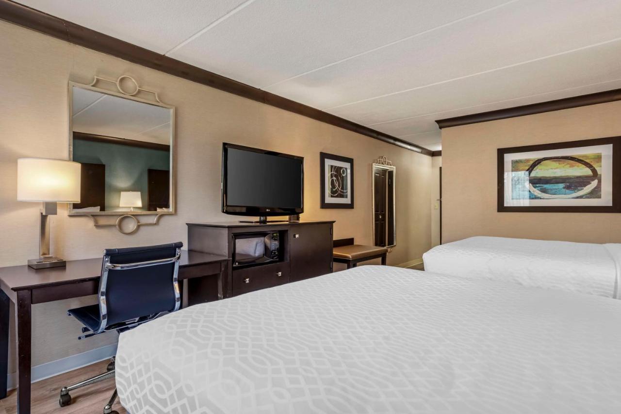 Queen Room with Two Queen Beds - Courtyard View at Kingston Regency Inn