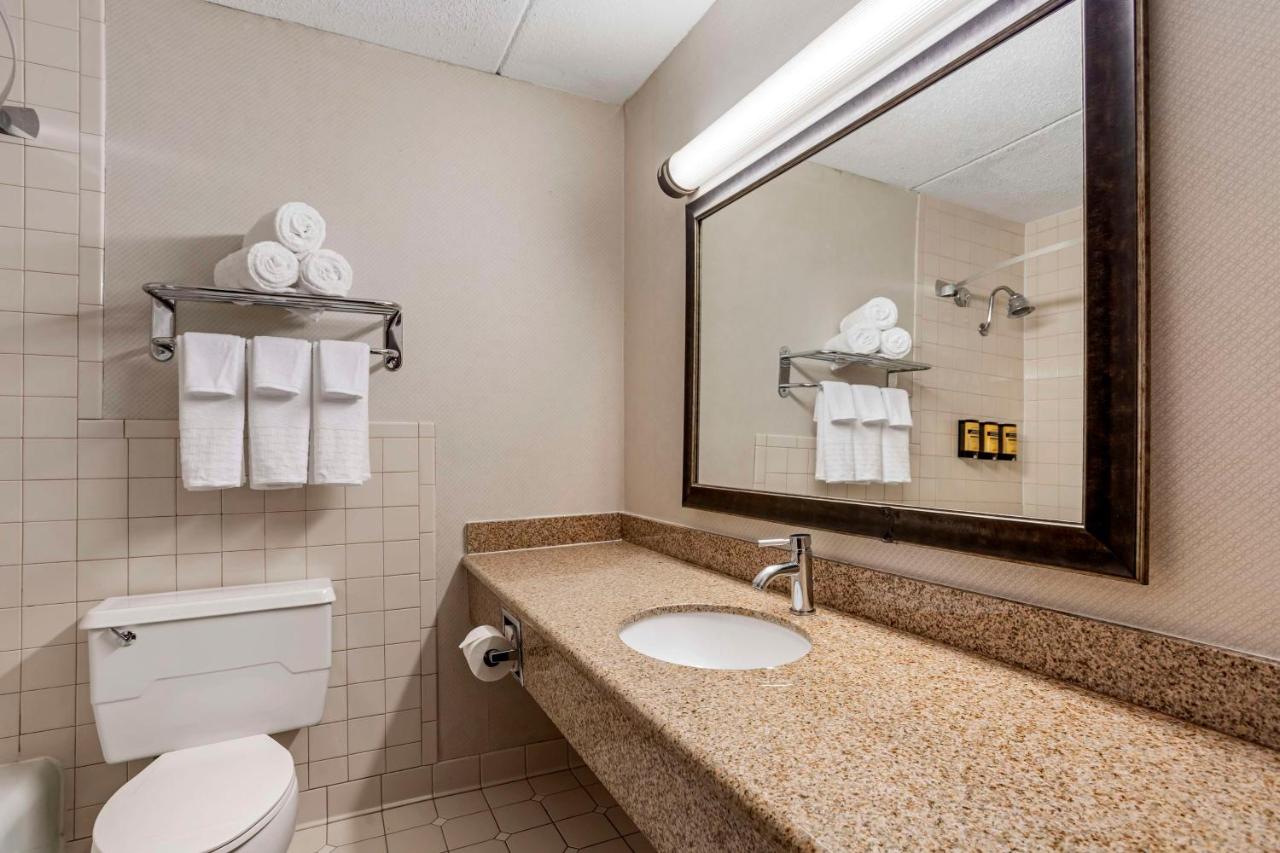 Queen Room with Two Queen Beds - Courtyard View at Kingston Regency Inn