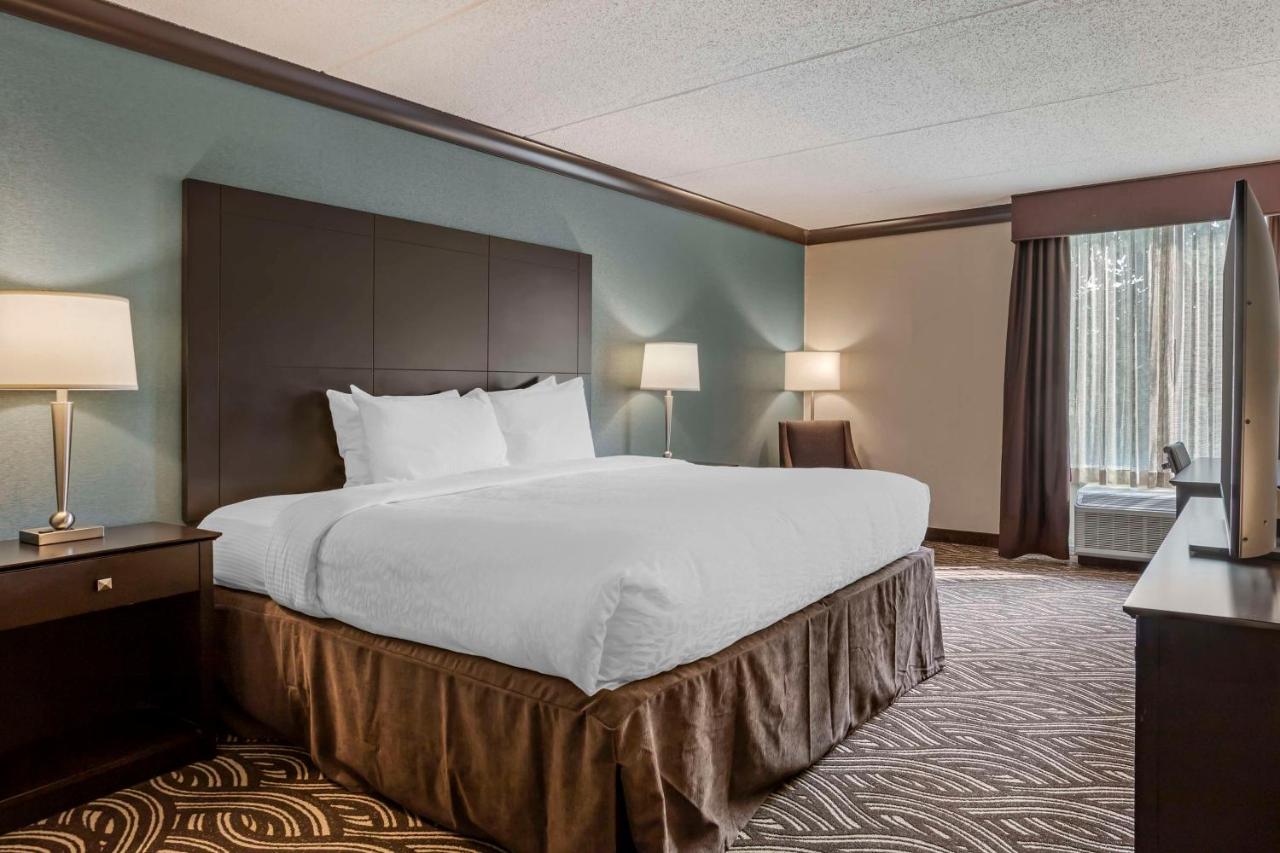 King Suite - Non-Smoking at Kingston Regency Inn