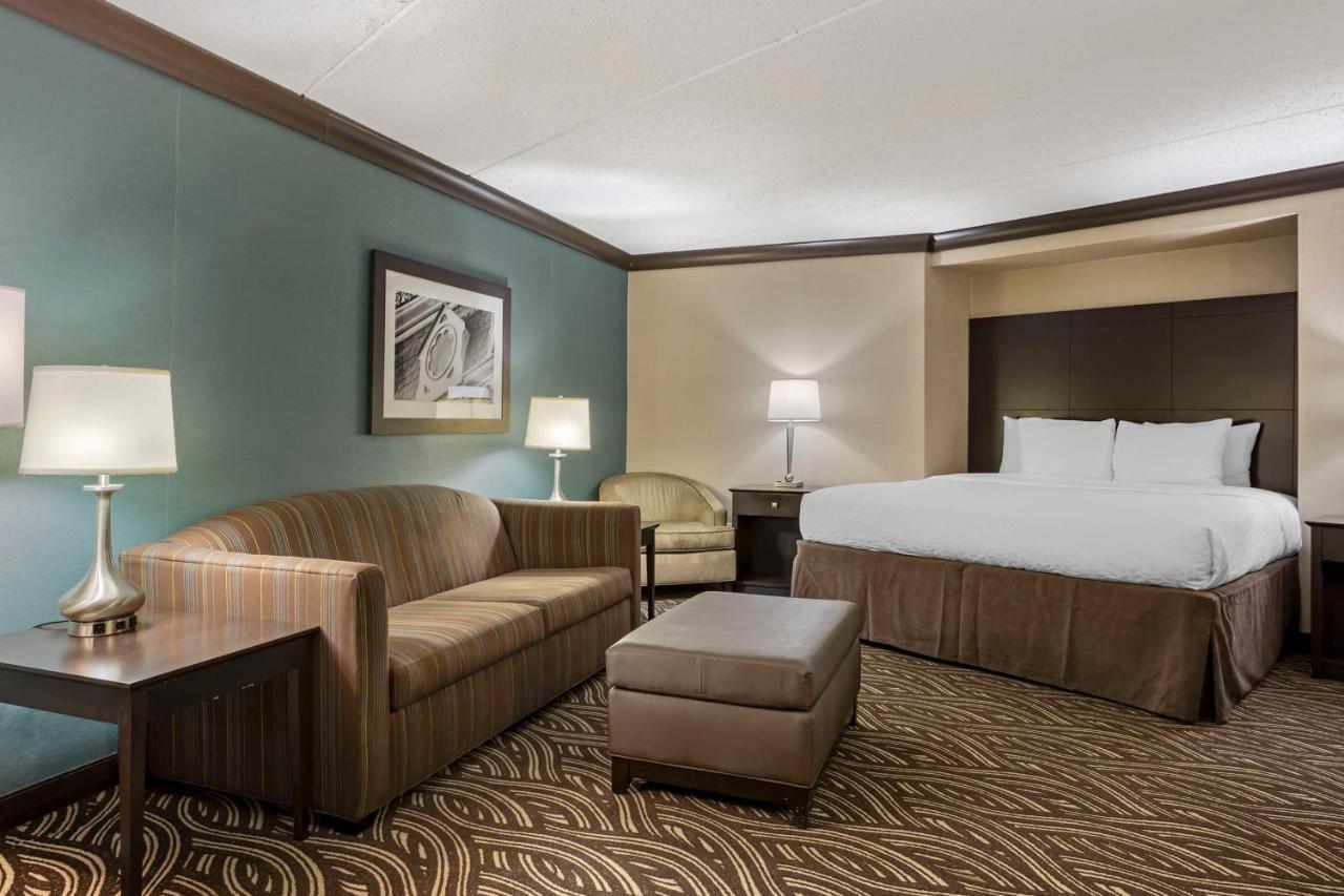 King Suite with Spa Bath - Non-Smoking at Kingston Regency Inn