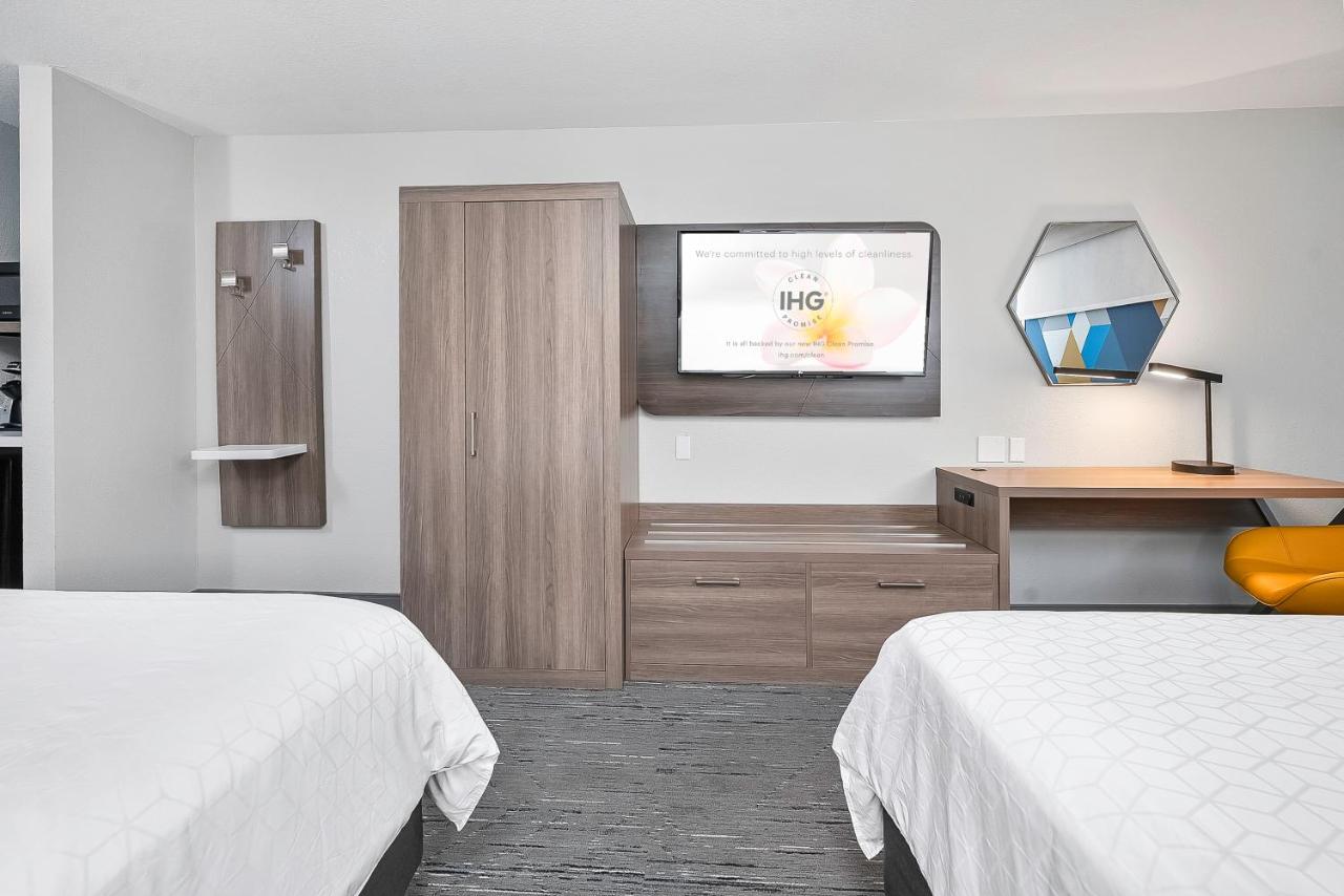 Queen Room with Two Queen Beds - Non-Smoking at Holiday Inn Express Palestine by IHG