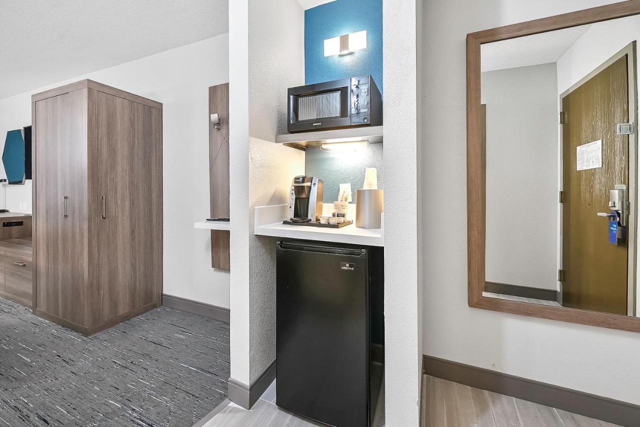 Queen Room with Two Queen Beds - Non-Smoking at Holiday Inn Express Palestine by IHG