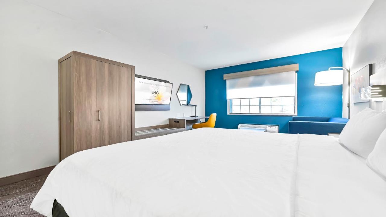 King Room with Sofa Bed - Non-Smoking at Holiday Inn Express Palestine by IHG