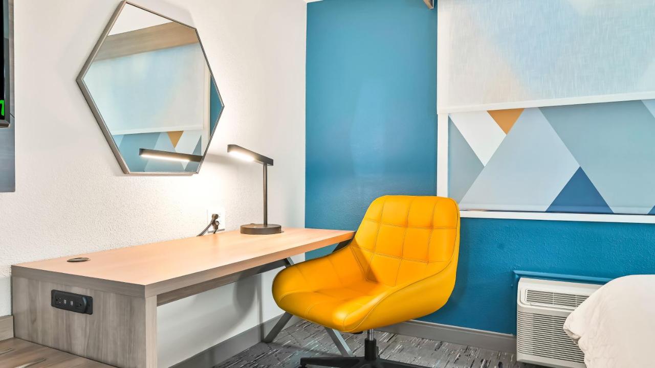 King Room with Sofa Bed - Non-Smoking at Holiday Inn Express Palestine by IHG