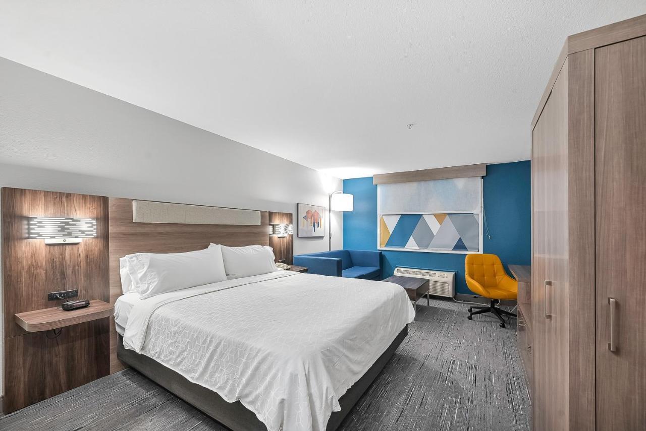 King Room with Sofa Bed - Non-Smoking at Holiday Inn Express Palestine by IHG