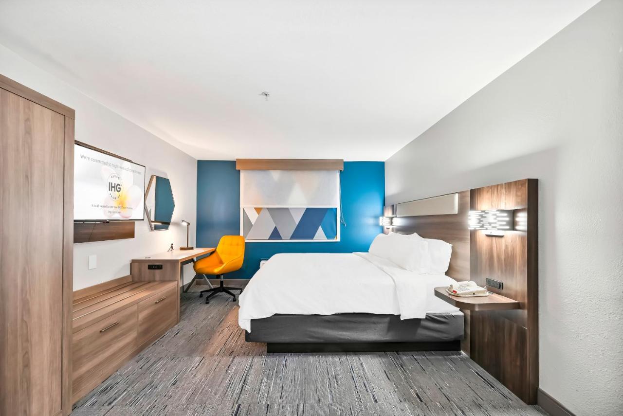 King Room with Sofa Bed - Non-Smoking at Holiday Inn Express Palestine by IHG