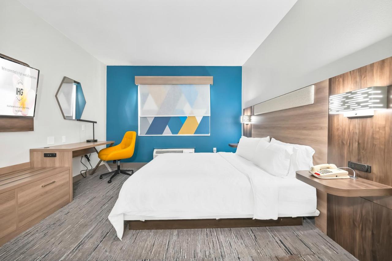 Studio King Suite with Accessible Roll-In Shower at Holiday Inn Express Palestine by IHG