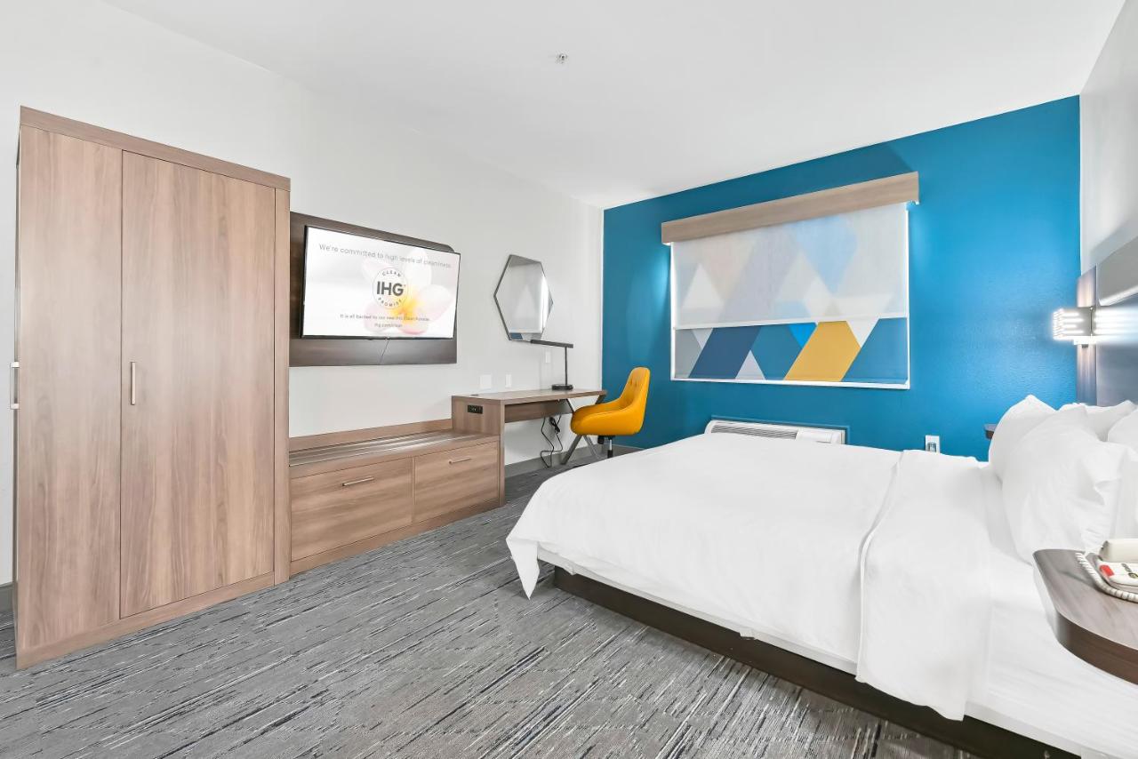 Studio King Suite with Accessible Roll-In Shower at Holiday Inn Express Palestine by IHG