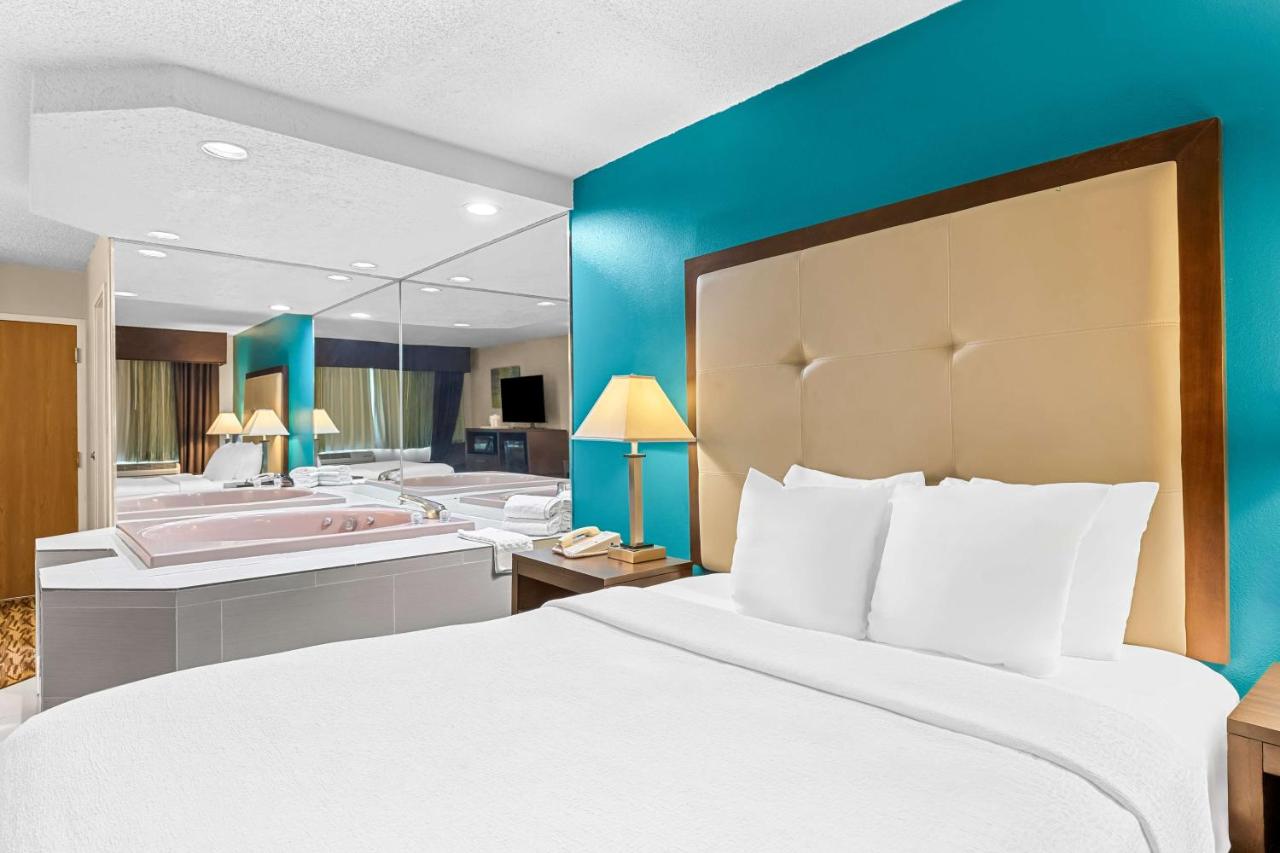 Queen Room with Whirlpool - Non-Smoking at Best Western Baraboo Inn