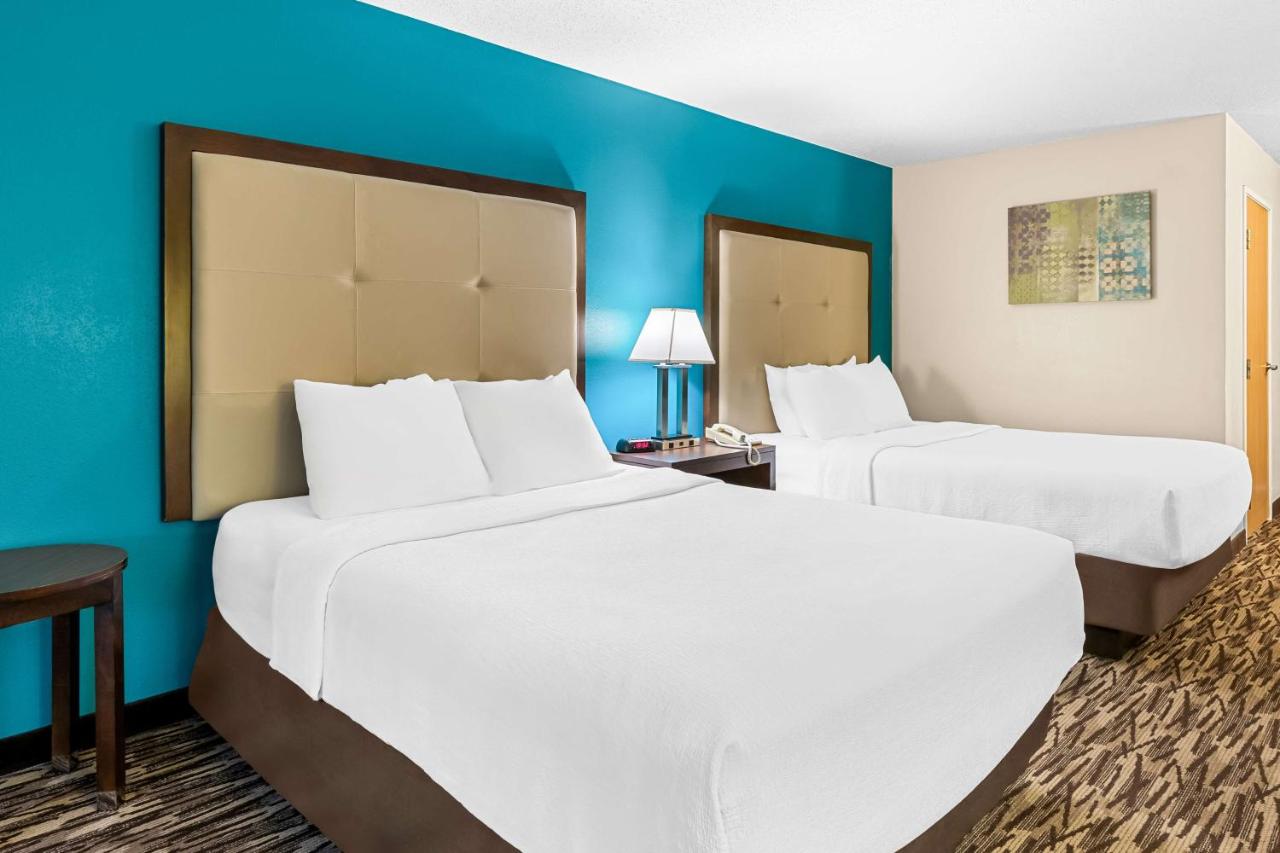Queen Room with Two Queen Beds - Mobility Access at Best Western Baraboo Inn