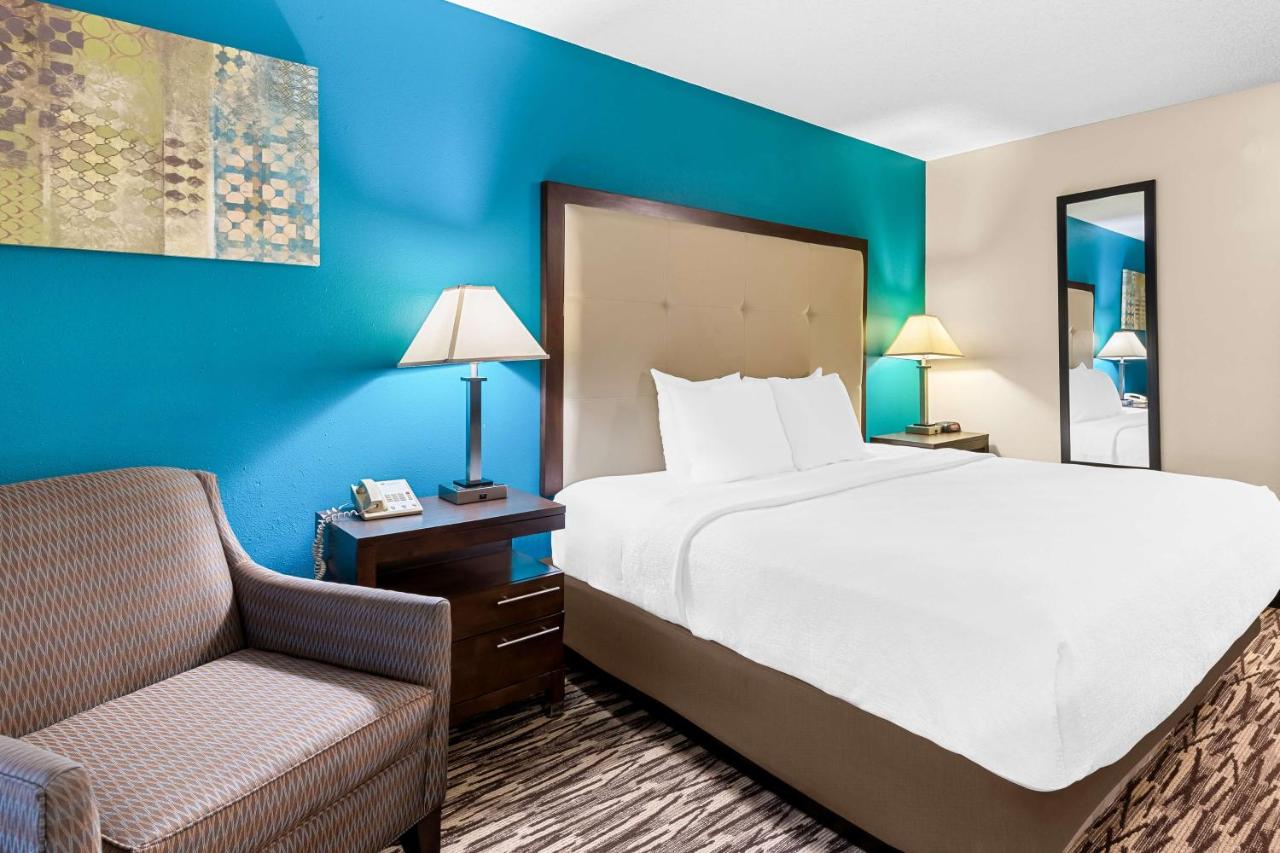 King Room with Roll In Shower - Mobilty Access at Best Western Baraboo Inn