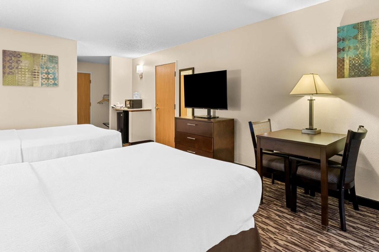 Queen Room with Two Queen Beds - Mobility Access at Best Western Baraboo Inn
