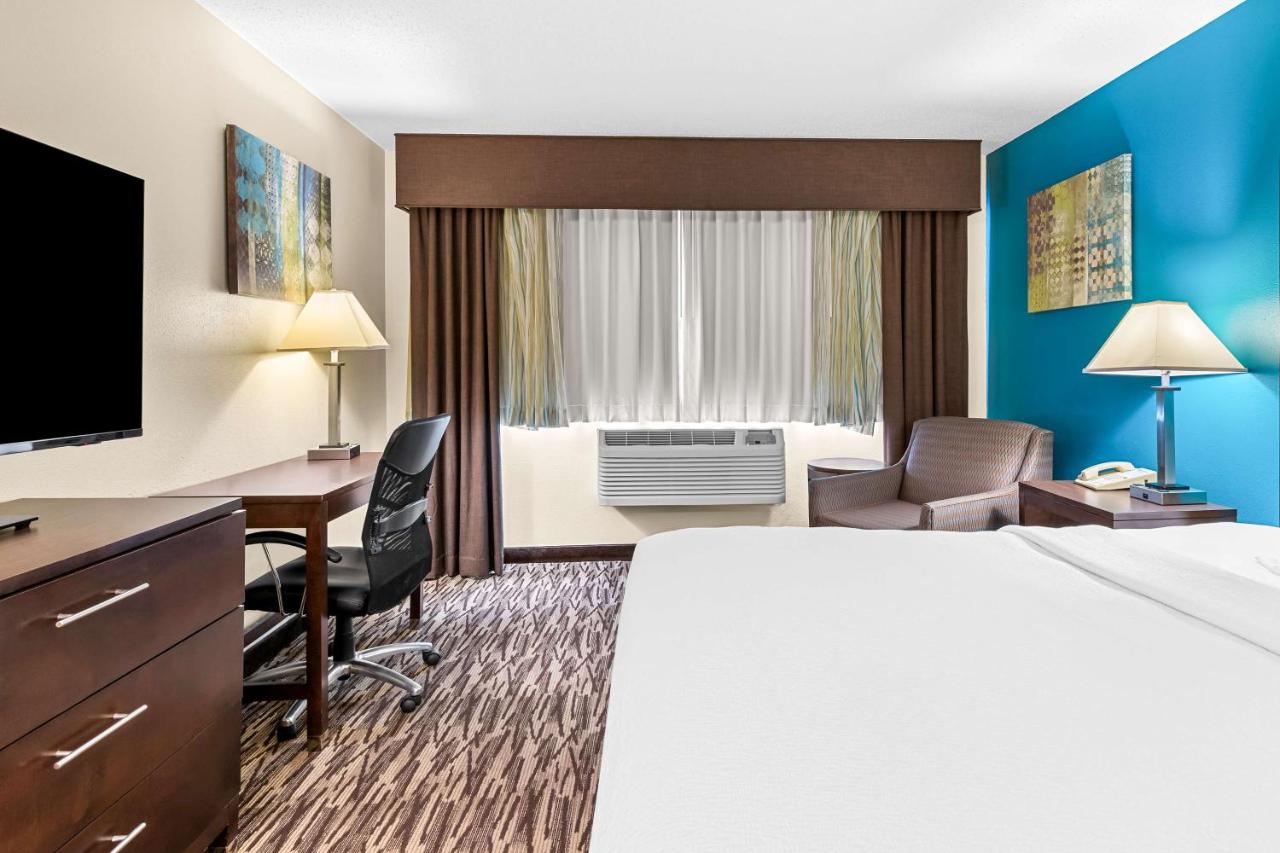 King Room with Roll In Shower - Mobilty Access at Best Western Baraboo Inn