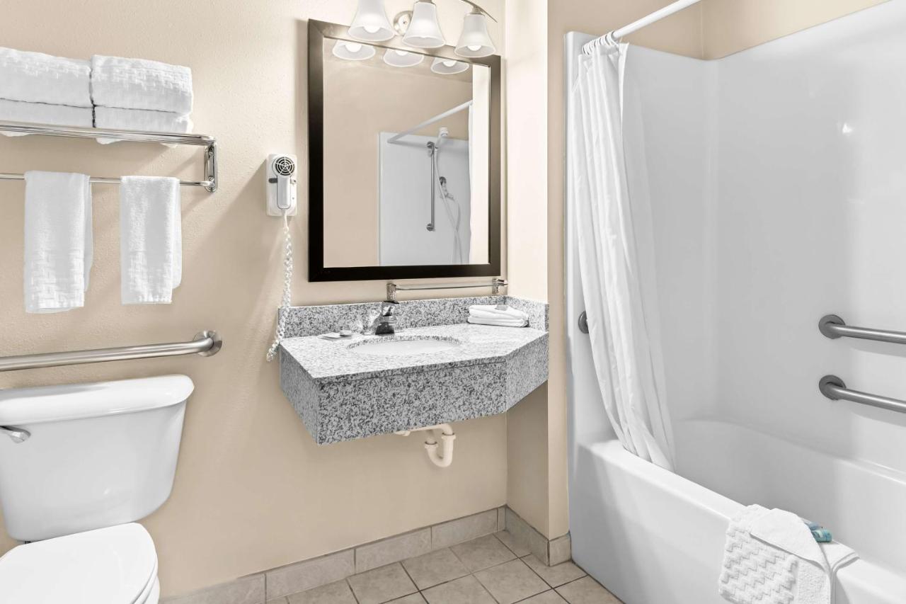 King Suite - Mobility Access at Best Western Baraboo Inn