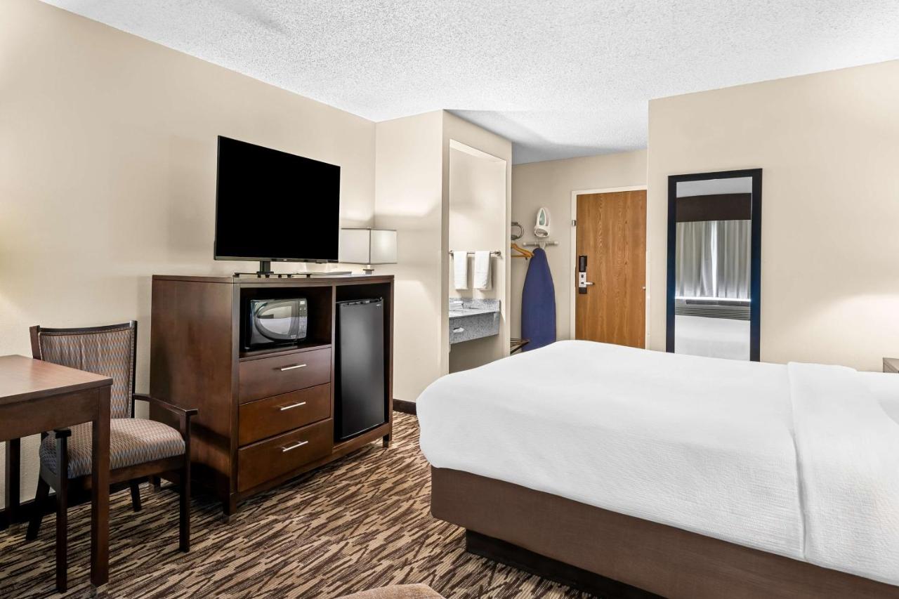 King Room at Best Western Baraboo Inn