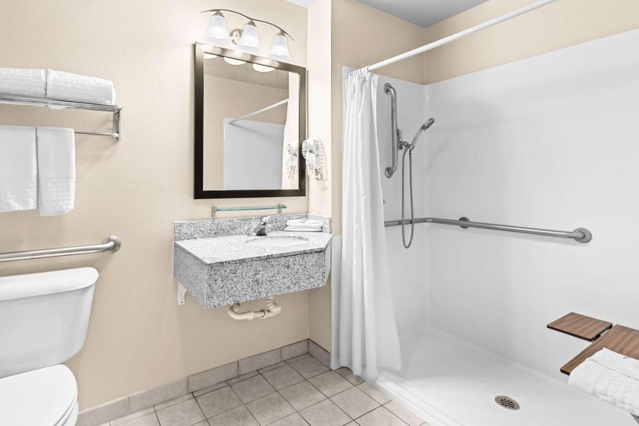 King Room with Roll In Shower - Mobilty Access at Best Western Baraboo Inn
