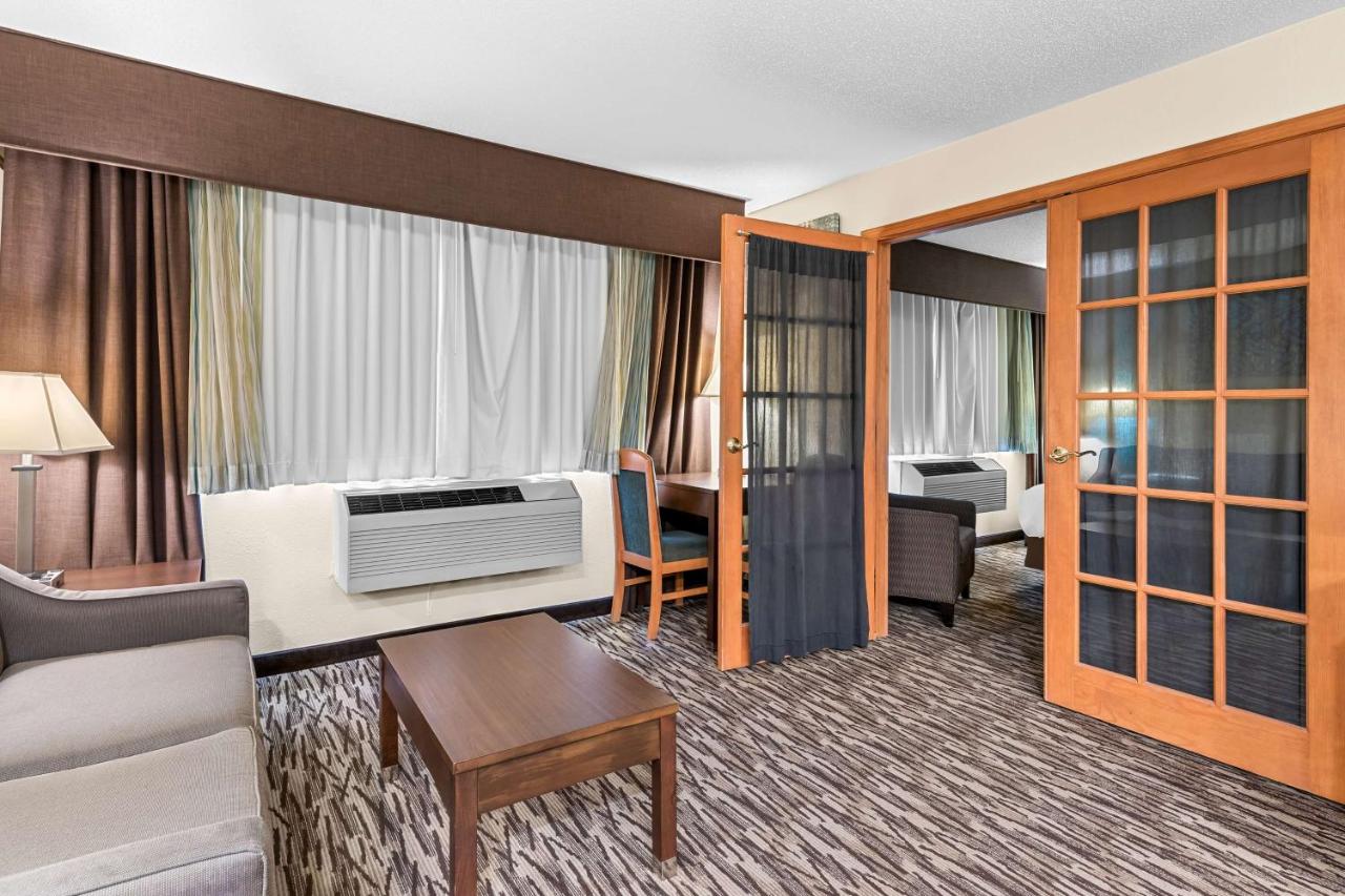 King Suite - Mobility Access at Best Western Baraboo Inn