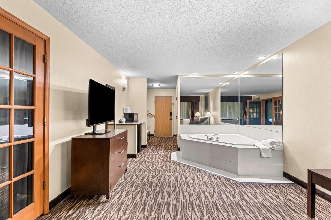 King Suite - Mobility Access at Best Western Baraboo Inn