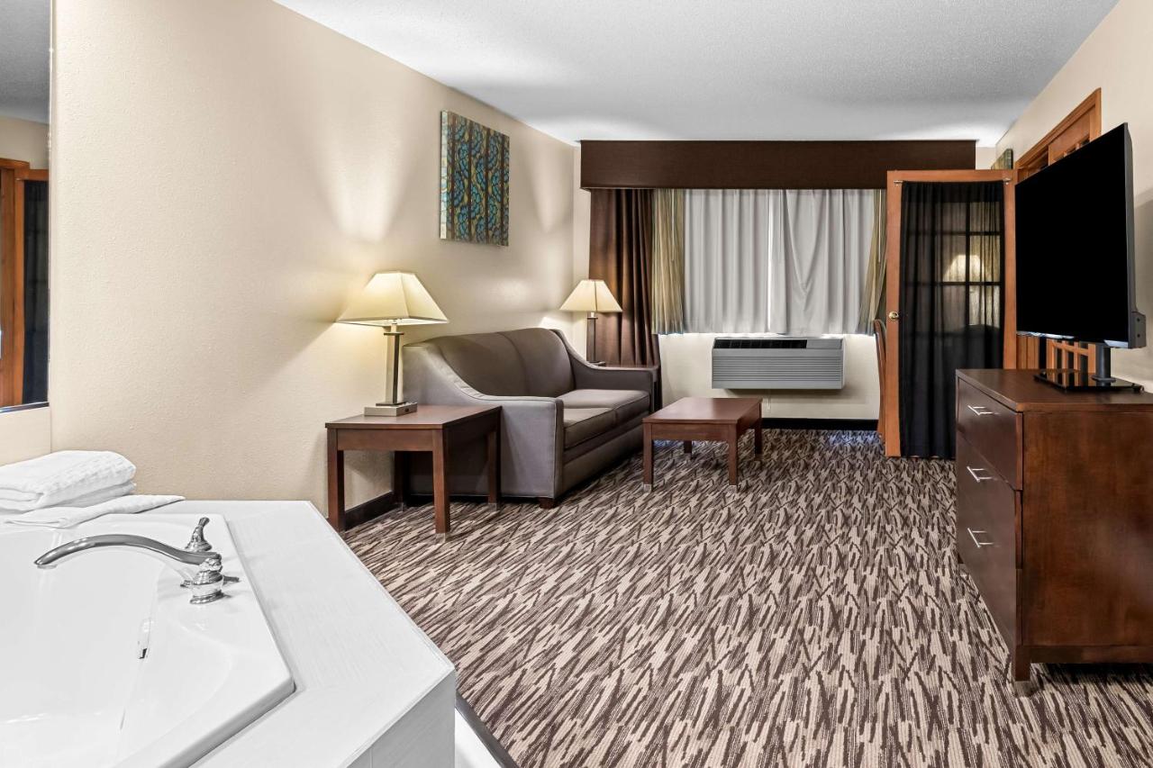 King Suite - Mobility Access at Best Western Baraboo Inn