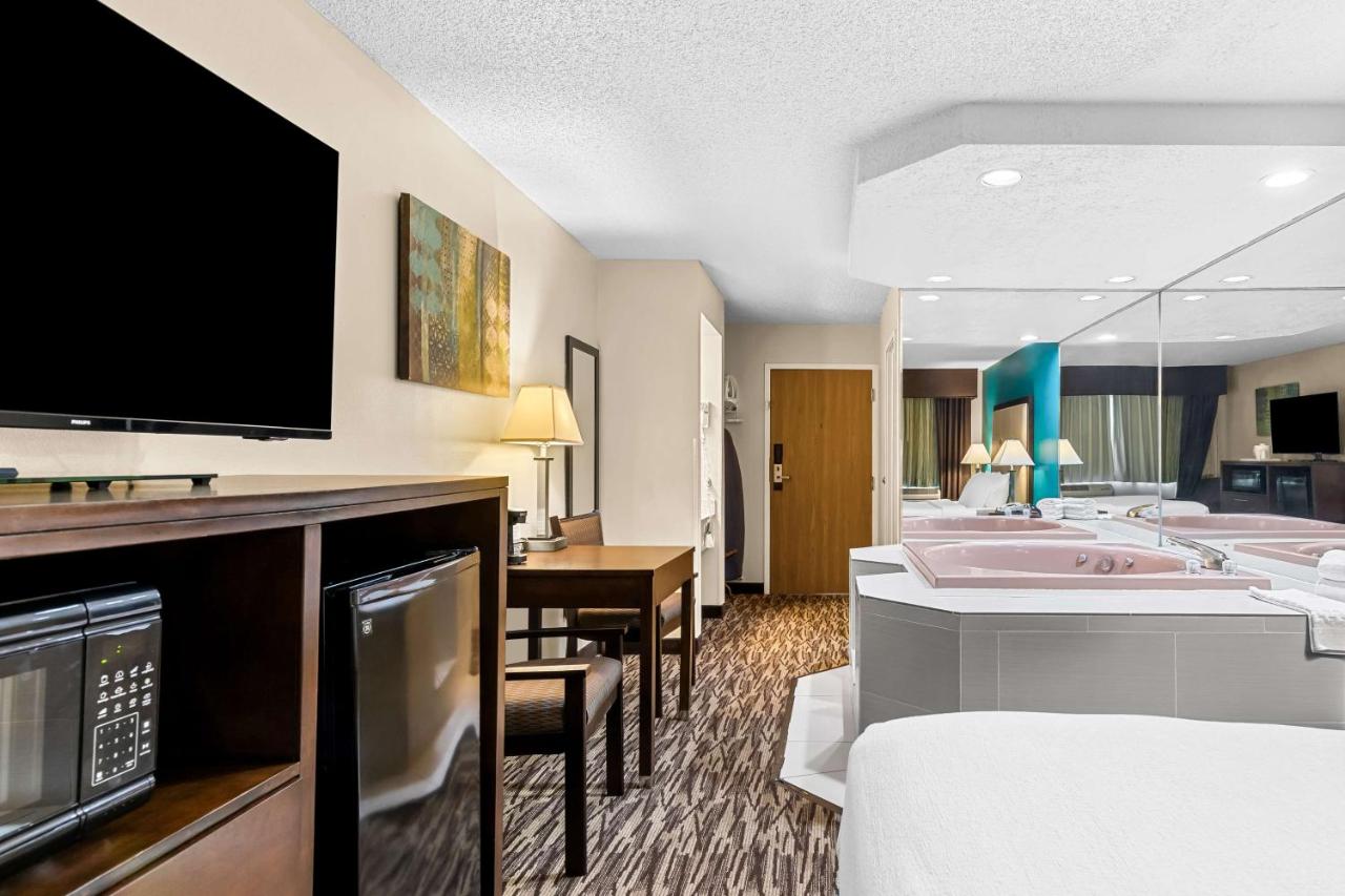 Queen Room with Whirlpool - Non-Smoking at Best Western Baraboo Inn