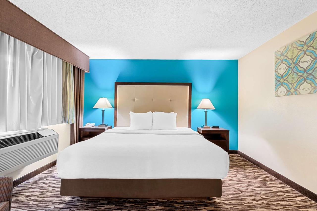 King Suite - Mobility Access at Best Western Baraboo Inn