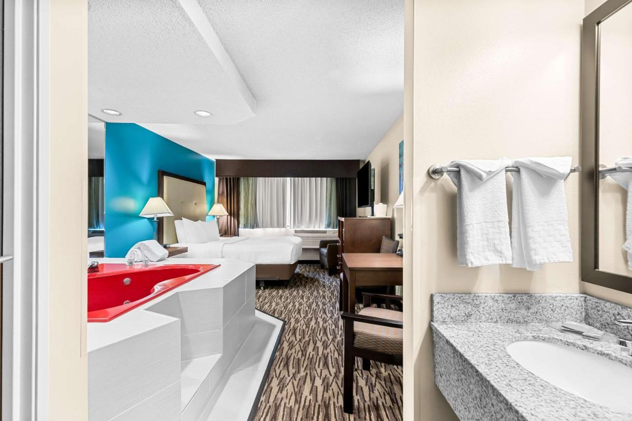 Queen Room with Whirlpool - Non-Smoking at Best Western Baraboo Inn