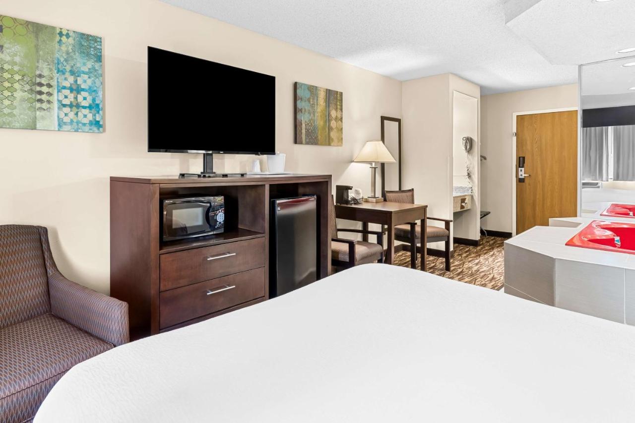 Queen Room with Whirlpool - Non-Smoking at Best Western Baraboo Inn