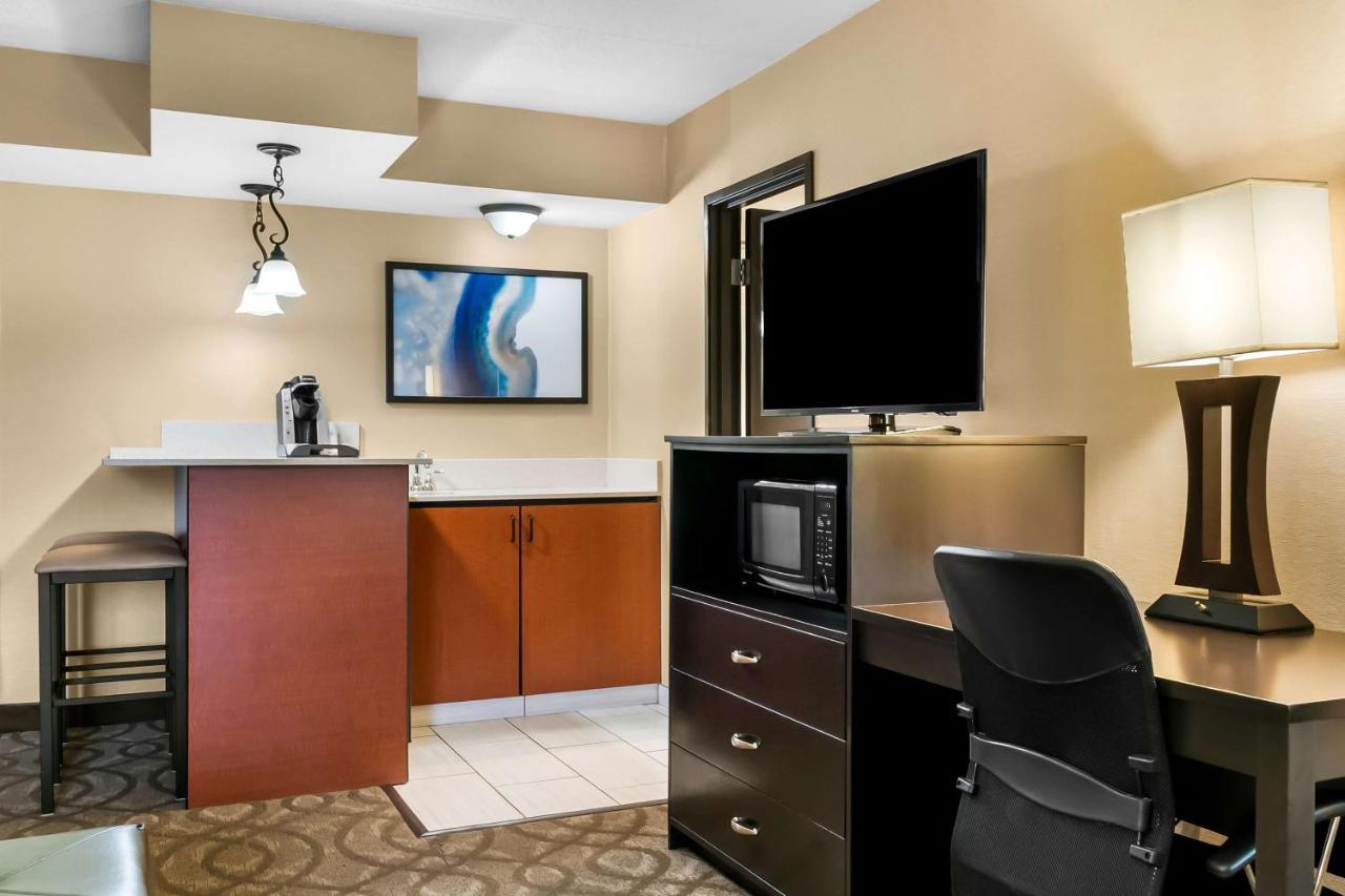 King Suite with Spa Bath and Kitchenette at Best Western Okemos/East Lansing Hotel & Suites