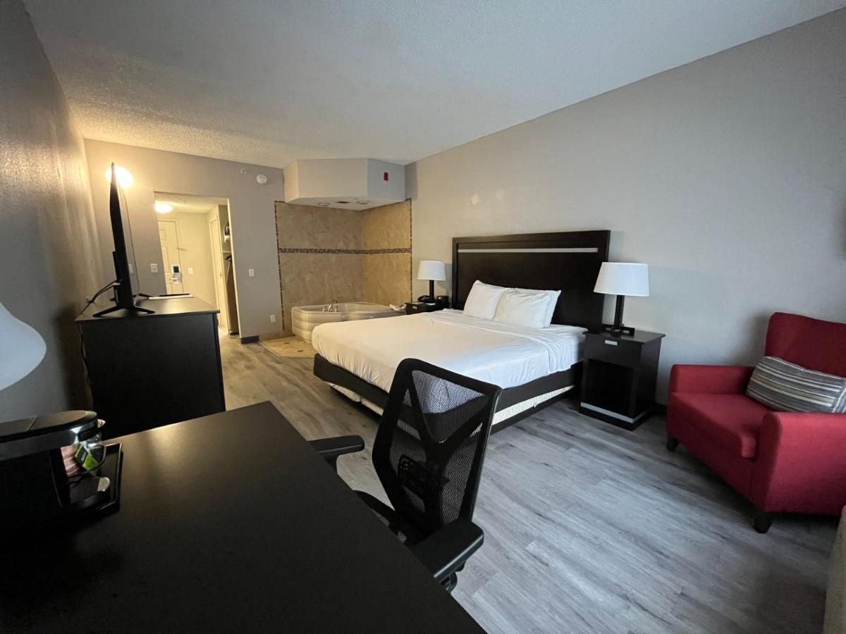 King Suite with Whirlpool - Non-Smoking at Country Inn & Suites by Radisson, Jacksonville - Orange Park