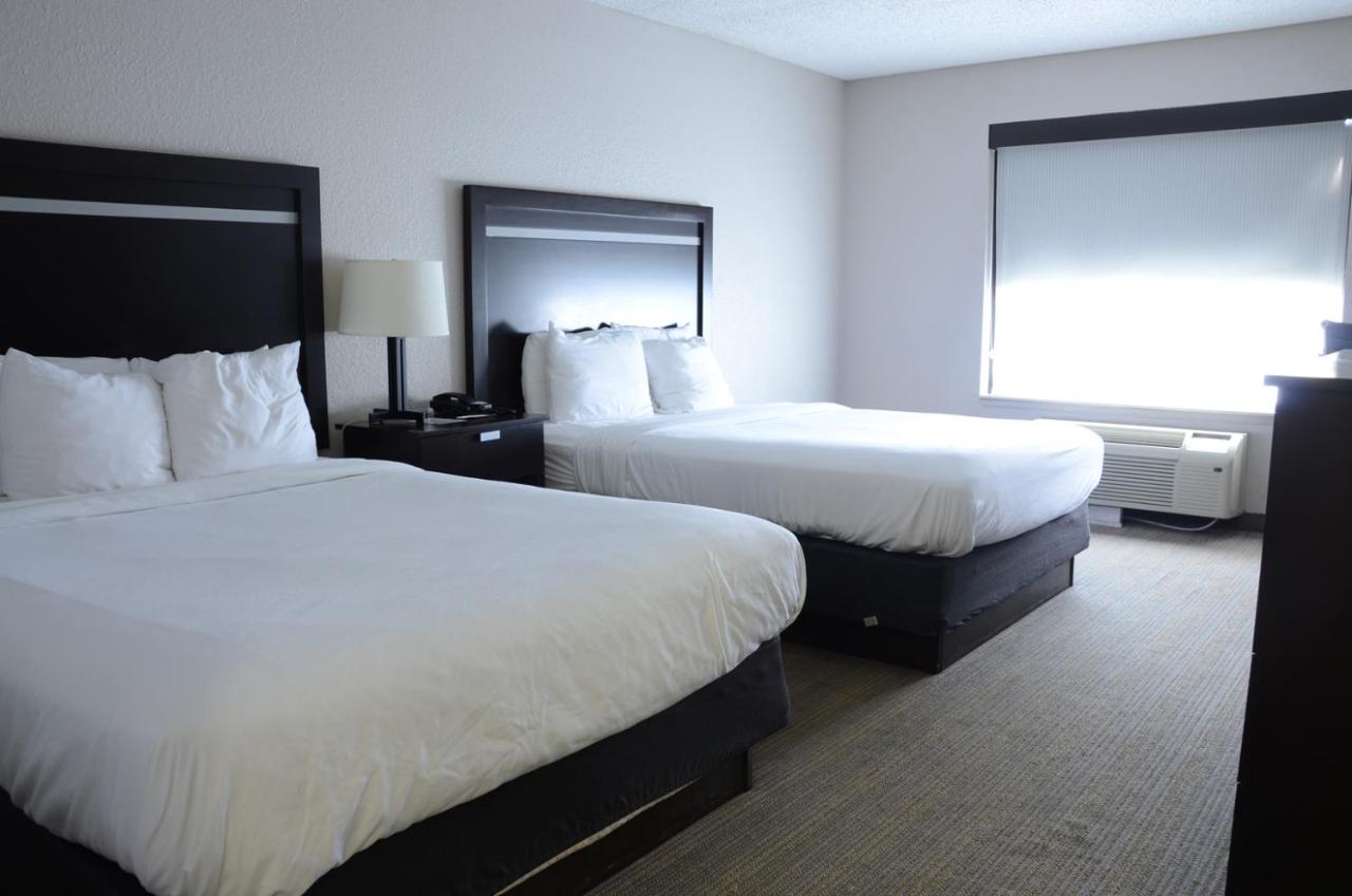 Queen Room with Two Queen Beds and Roll-In Shower - Non-Smoking at Country Inn & Suites by Radisson, Jacksonville - Orange Park
