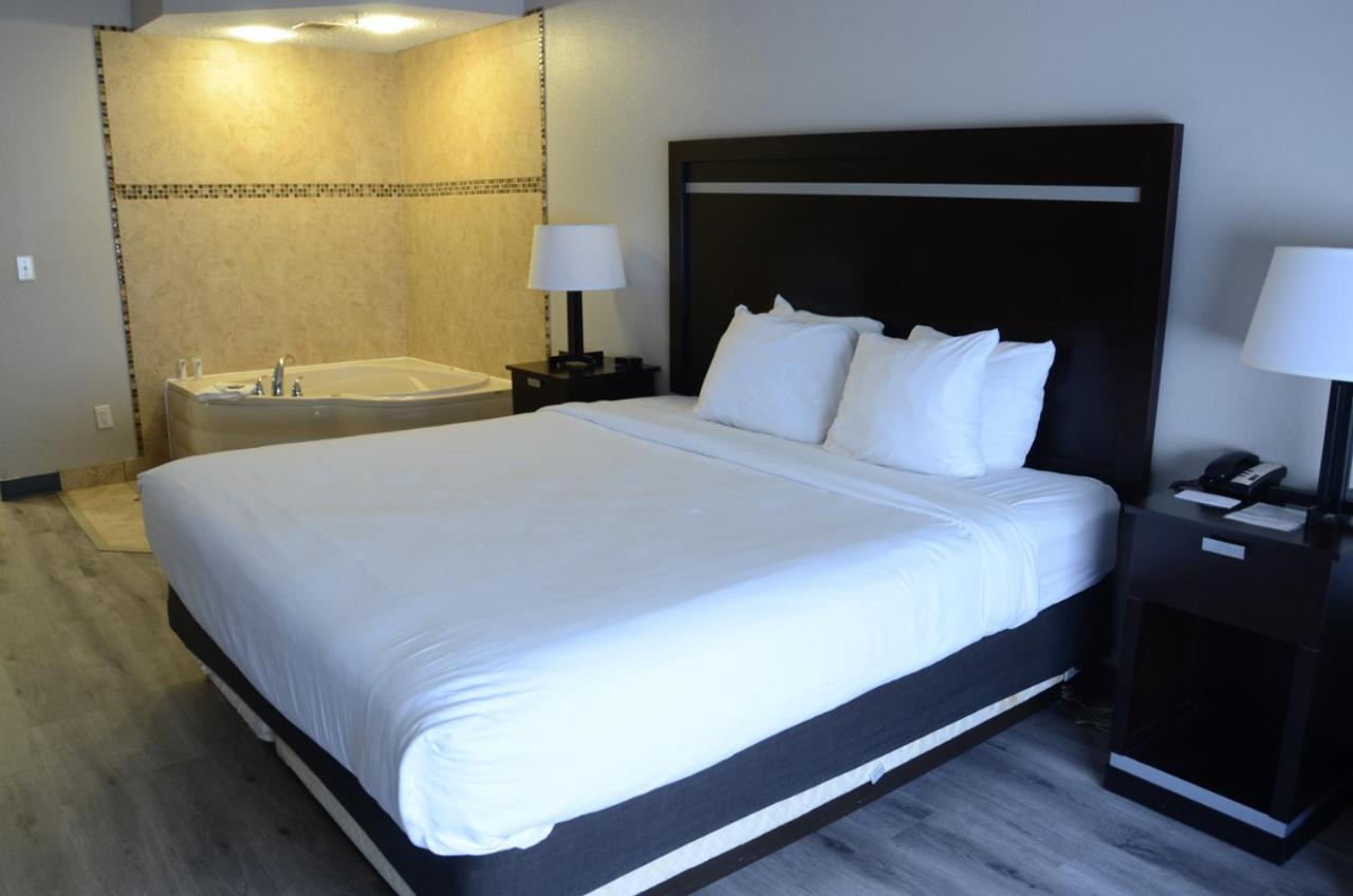 King Suite with Whirlpool - Non-Smoking at Country Inn & Suites by Radisson, Jacksonville - Orange Park