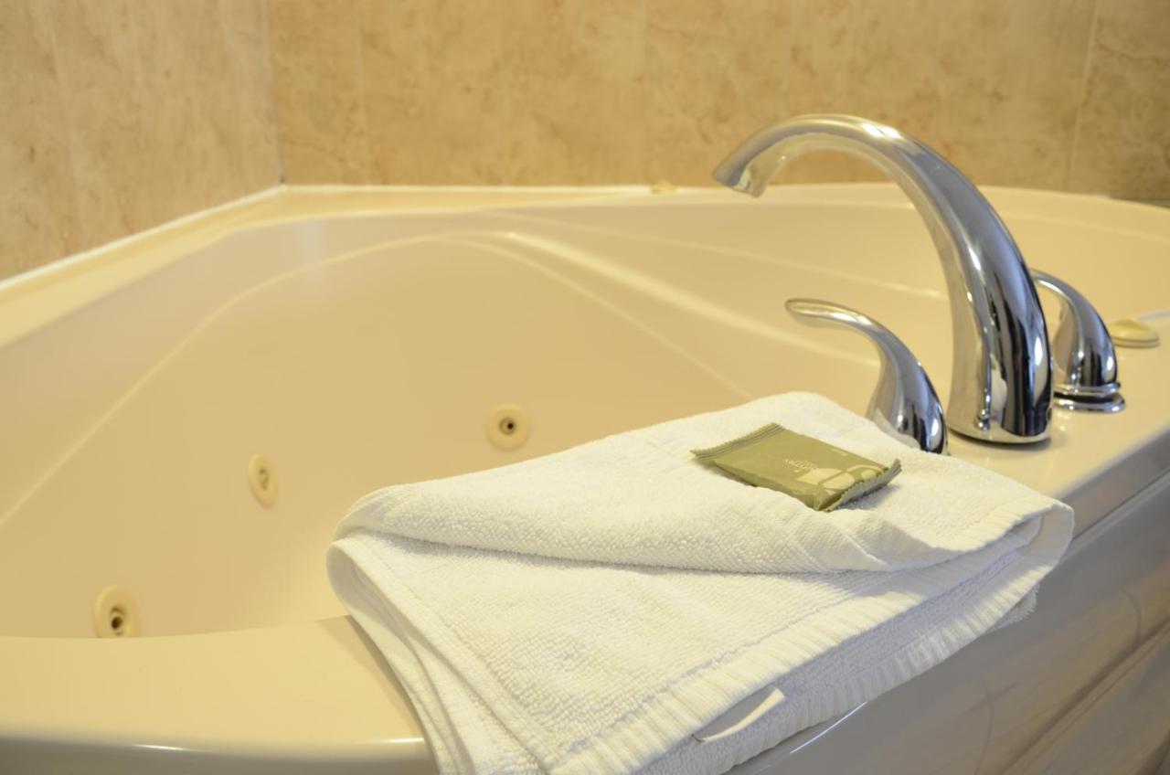 King Suite with Whirlpool - Non-Smoking at Country Inn & Suites by Radisson, Jacksonville - Orange Park