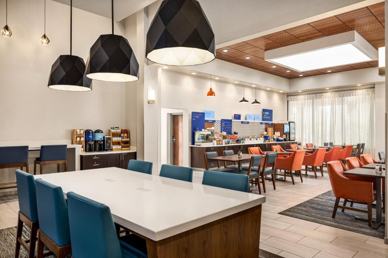 | Holiday Inn Express and Suites Indianapolis W- Airport Area, an IHG Hotel