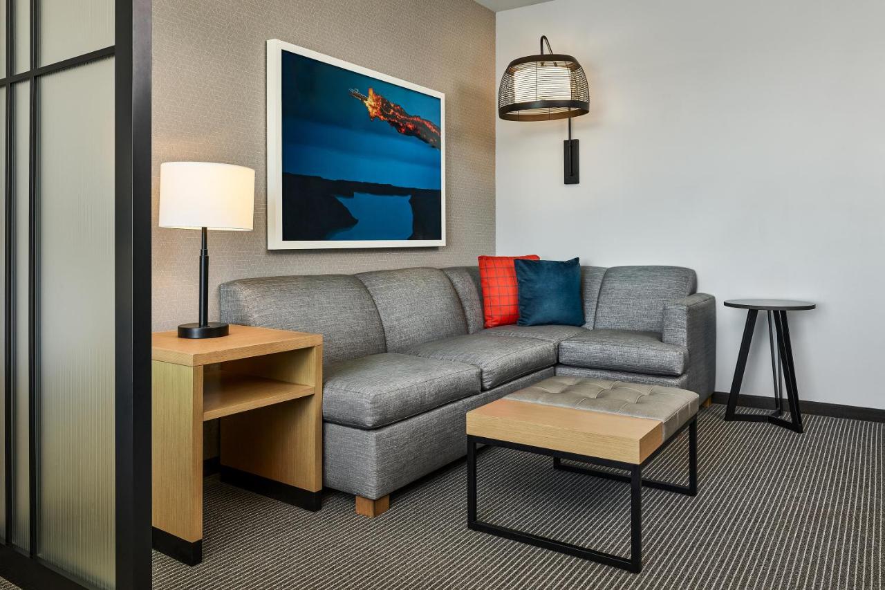 Superior King Room at Hyatt Place Peña Station/Denver Airport