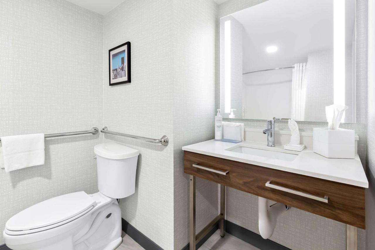 Queen Mobility Access with Tub Non-Smoking at Hampton Inn Washington