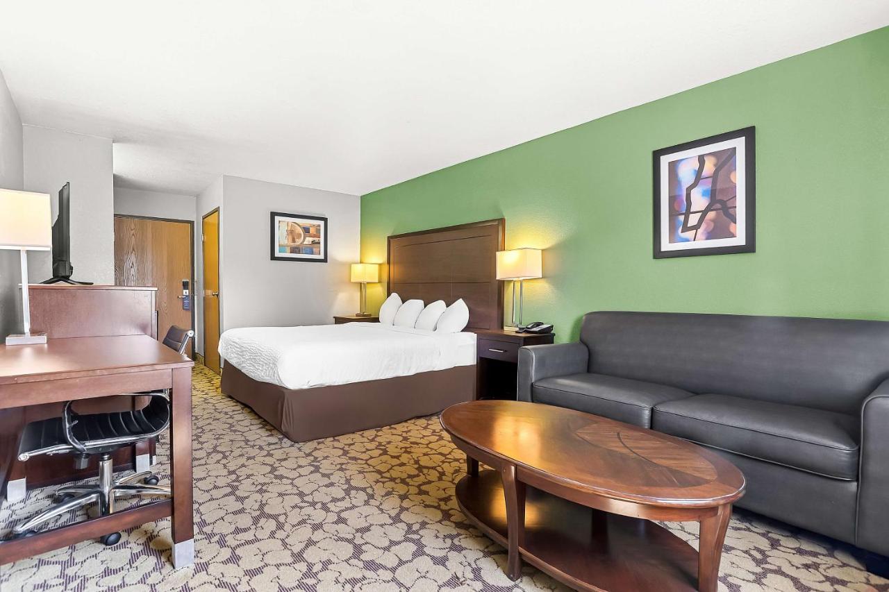 King Suite at SureStay Plus Hotel by Best Western Bettendorf
