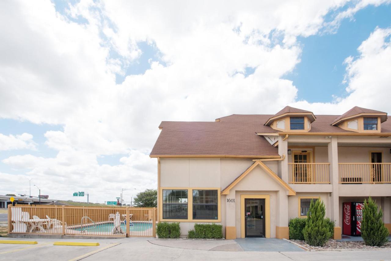  | Howard Johnson by Wyndham San Marcos