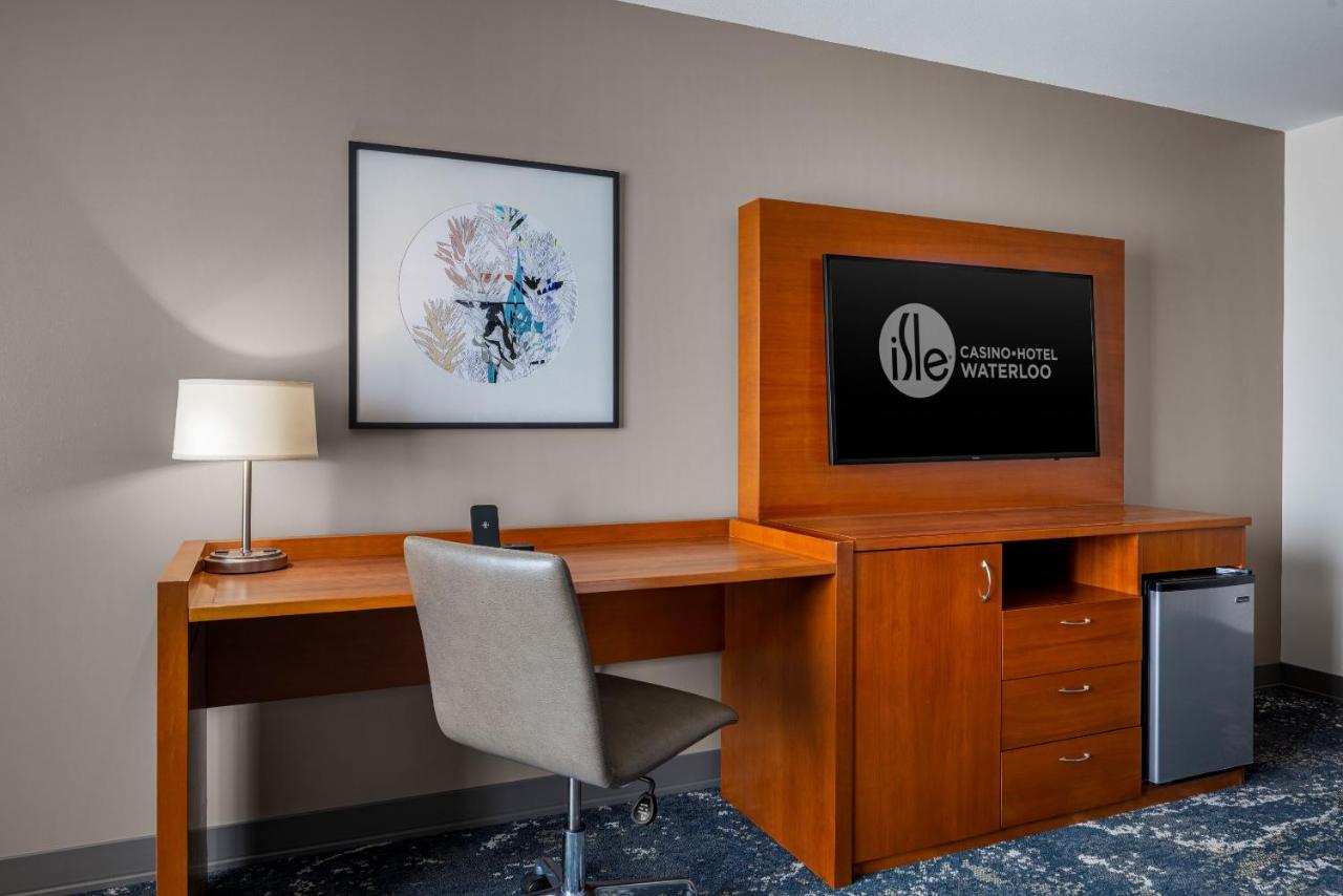 Deluxe King Room at Isle Casino Hotel Waterloo - A Caesars Rewards Destination