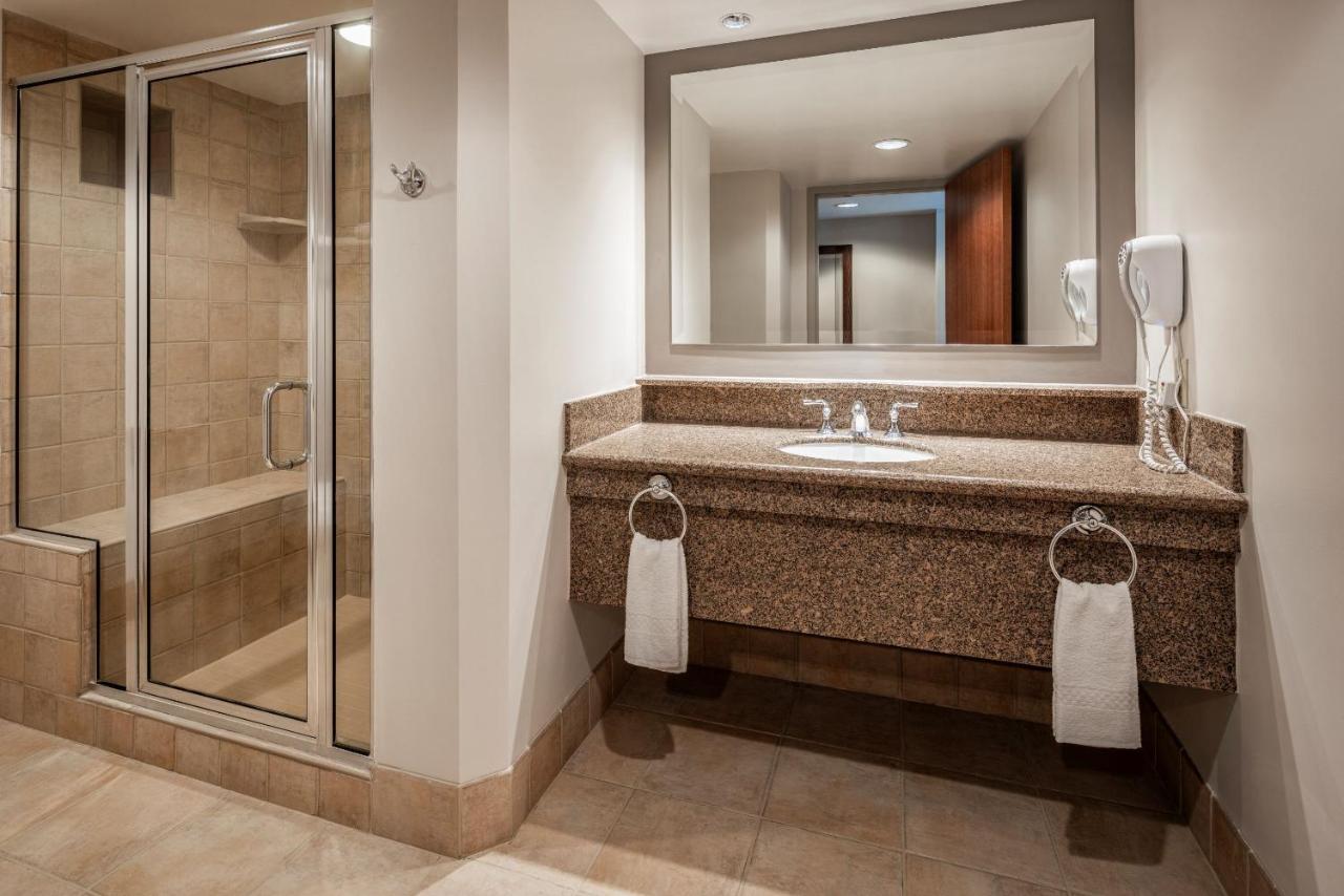 Deluxe King Room at Isle Casino Hotel Waterloo - A Caesars Rewards Destination