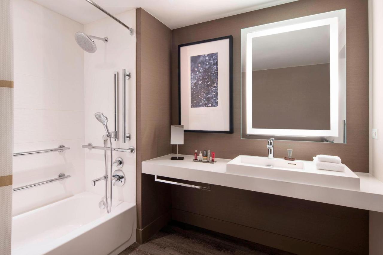 Deluxe King Room at Seattle Marriott Bellevue