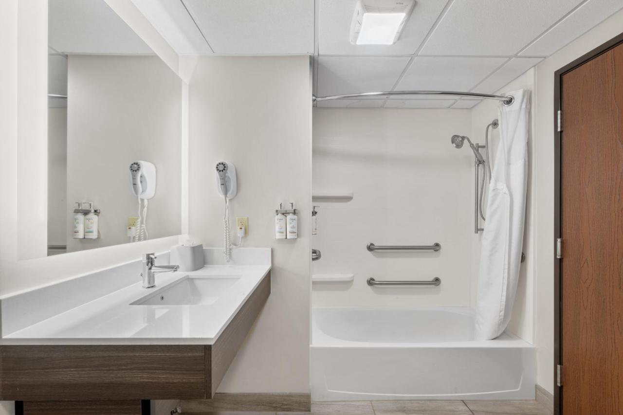 | Holiday Inn Express Hartford-Newington, an IHG Hotel