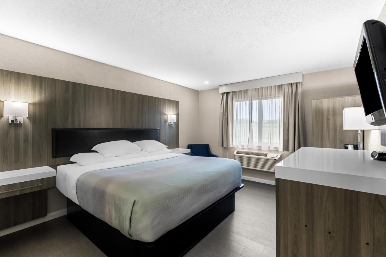 King Room - Non-Smoking at Super 8 by Wyndham Oskaloosa IA