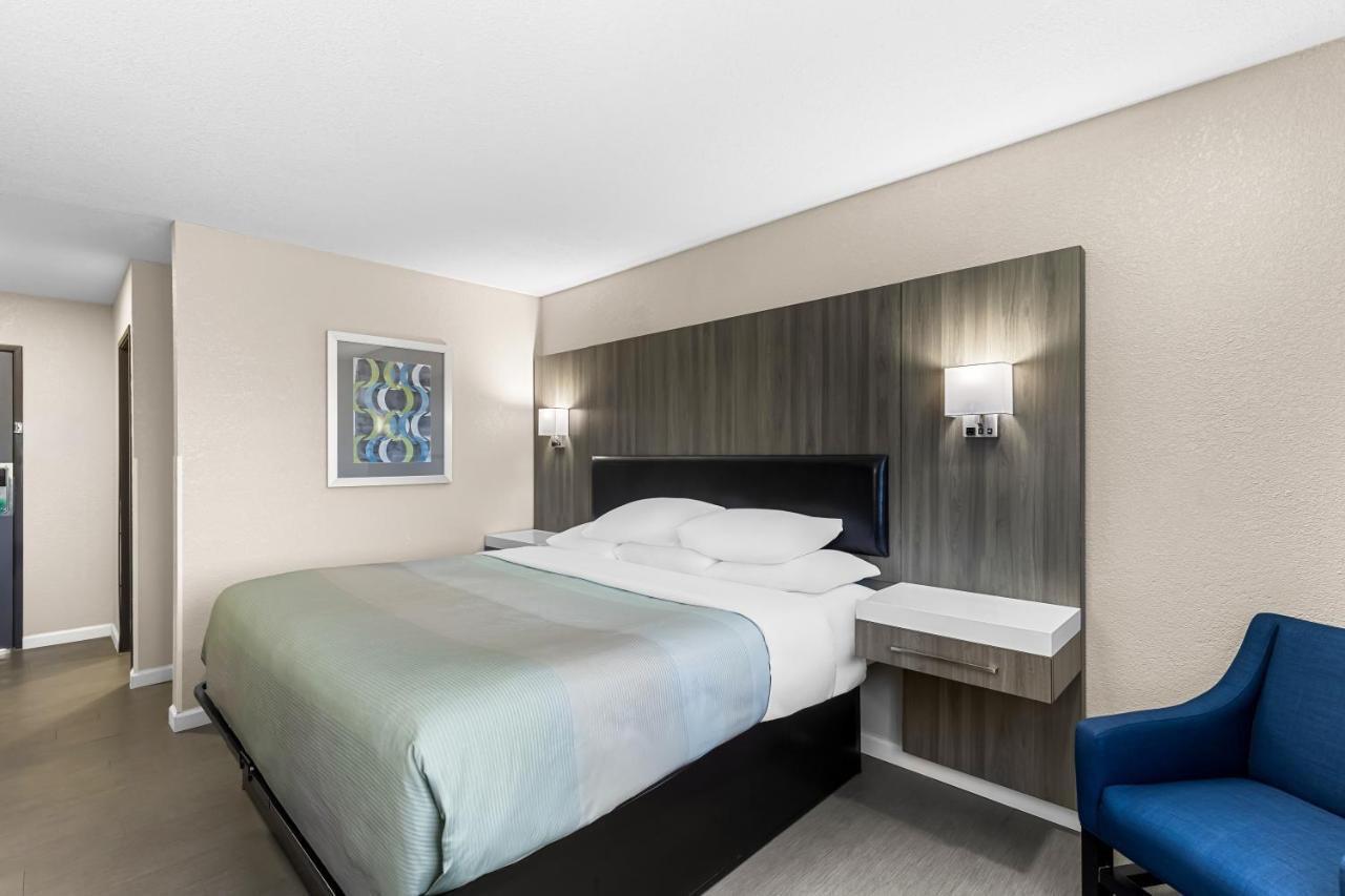  | Super 8 by Wyndham Oskaloosa IA