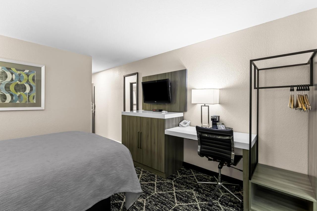 Queen Room - Non-Smoking at Super 8 by Wyndham Oskaloosa IA