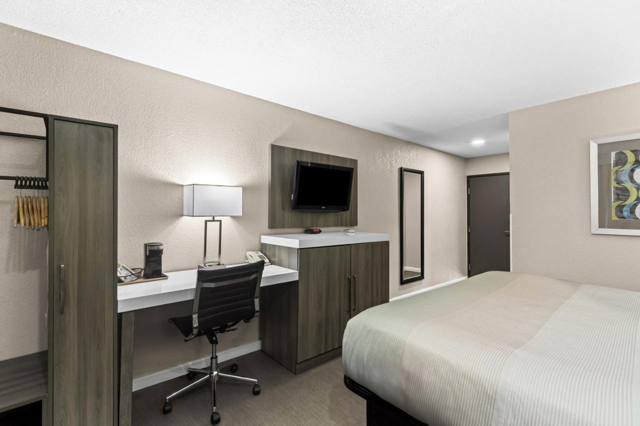 King Room - Non-Smoking at Super 8 by Wyndham Oskaloosa IA